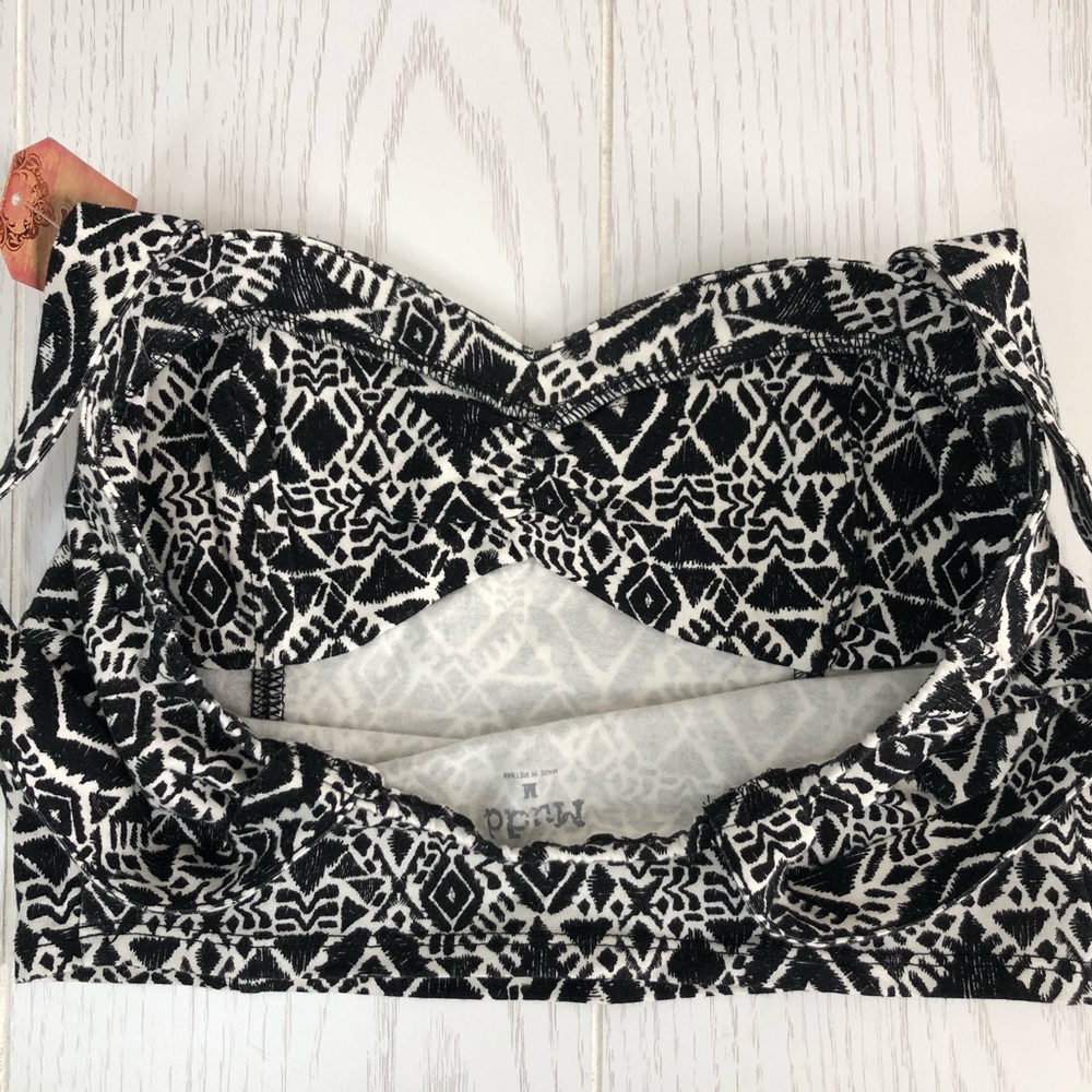 NWT Black & White Geometric Print Crop Top - Picture 5 of 8